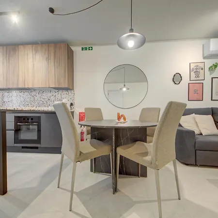 Appartement Juliet Residence, 4 , Your Away From In By Sf Homes